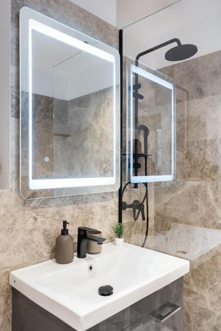 Sunny 2Br Flat - Top Location - Stunning Views Bucureşti Eksteriør bilde
